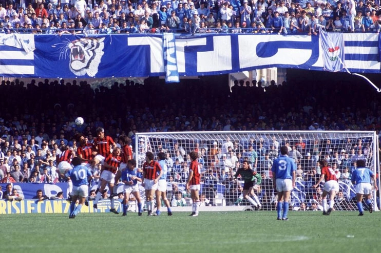 A foto acima não mostra, mas terminou em gol. A destreza de Maradona nas cobranças de falta deixou os torcedores do Milan por muitas vezes com os cabelos em pé, levou o Napoli a vitórias e por duas vezes ao título do Calcio. 