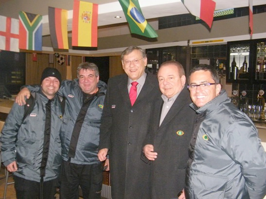 Muito frio em Johanesburgo, &Aacute;frica do Sul, durante a cobertura da Copa de 2010. Da esquerda para a direita: Tocha, Morganti, Milton Neves, Luciano do Valle e Fernando Fernandes. Foto: Netto Neves