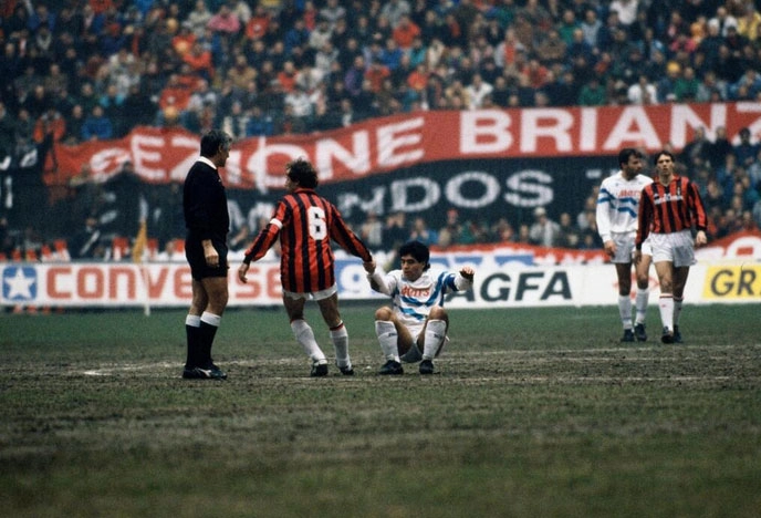 Franco Baresi ajuda Maradona a se levantar no clássico Milan x Napoli.