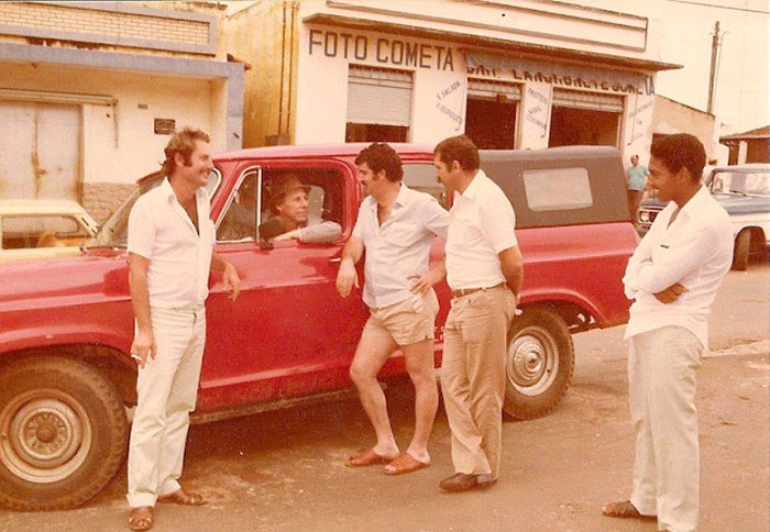 Rinopolis, estado de São Paulo, em 1980. Da esquerda para a direita, Zé Benetton, Zé Bettio (na caminhonete), Gaúcho, Guido Brait e Valdevino Pirú. Foto: Arquivo pessoal de Antonio Mansilhas