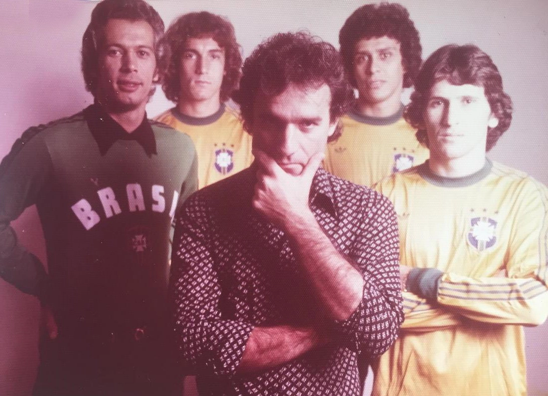 Preparação para a Copa de 1978. Atrás, da esquerda para a direita, Leão, Oscar Bernardi, Roberto Dinamite e Zico. À frente, o grande Osmar Santos. Foto: acervo pessoal de Oscar Ulisses