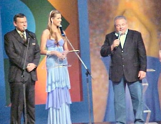 Luciano do Valle discursa durante evento que aconteceu no m&ecirc;s de dezembro daquele ano. Na foto, ainda est&atilde;o Milton Neves e Renata Fan