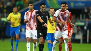 Brasil teria um pênalti contra o Paraguai, mas arbitragem reavaliou o lance. Foto: Lucas Uebel/Getty Images/Via UOL