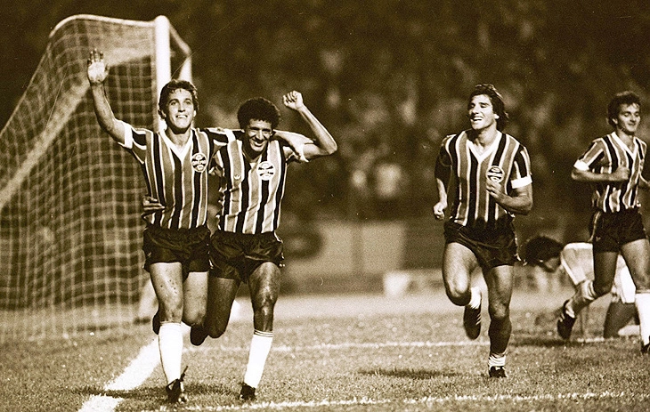 Osvaldo e Caio comemoram gol do Grêmio em 1983. À direita, Renato Gaúcho e Tita. Foto: UOL