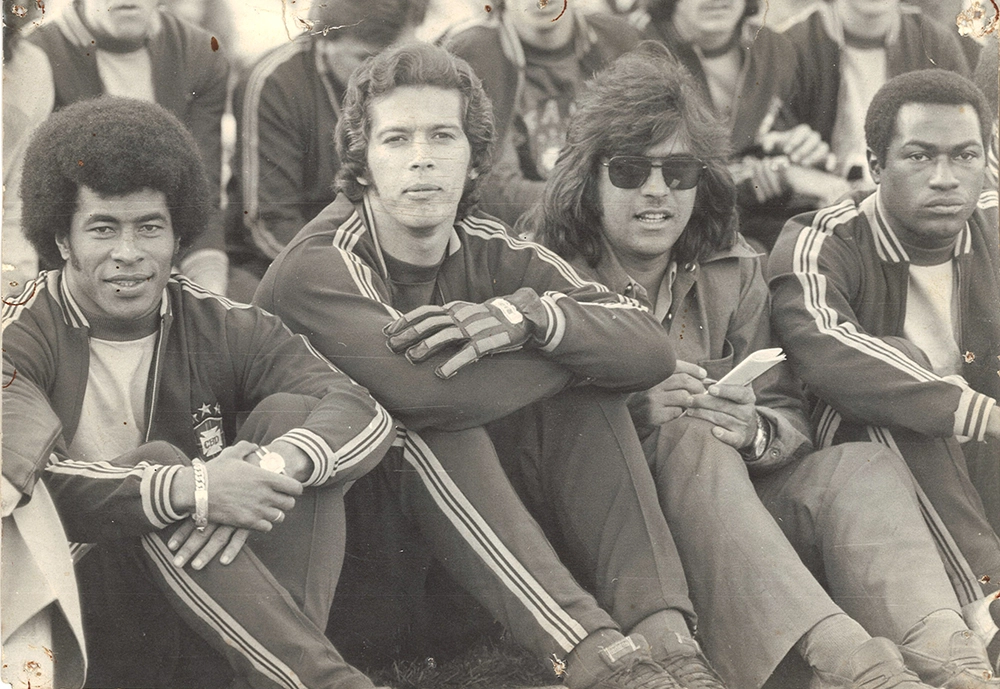 Em 1974. Jairzinho, Leão, o jornalista Tuca Pereira de Queiroz e Edu. Foto enviada por Manu, filha de Tuca