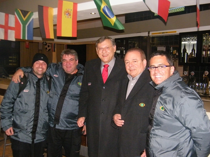 Na foto aparecem, Milton Neves, Luciano do Valle e Fernando Fernandes, ao lado de outros integrantes da equipe da Band na Copa do Mundo 2010. Foto: Chico Santo