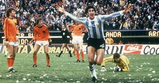 Mario Kempes foi o destaque do jogo contra a Holanda no Monumental de Nuñez. Foto: Divulgação