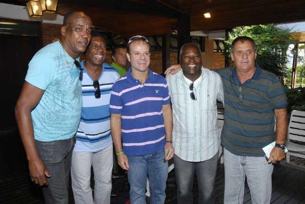 Em agosto de 2012, encontro durante torneio de golfe. Da esquerda para a direita: Serginho, Everaldo, Rubens Barrichello, Edu e Rui de Rossis. Foto: arquivo pessoal de Edu