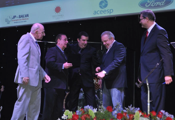 No Pr&ecirc;mio da ACEESP de 2012, realizado no Esporte Clube S&iacute;rio, muitas personalidades da cr&ocirc;nica paulistana estiveram presentes: da esquerda para a direita, Henrique Nicolini, Lucas Neto, Oct&aacute;vio Muniz, Luciano do Valle e Jo&atilde;o Palomino