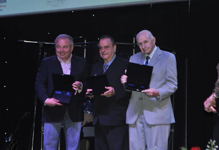 Luciano do Valle, Lucas Neto e Henrique Nicolini exibem suas placas feitas pela ACEESP na cerim&ocirc;nia de premia&ccedil;&atilde;o dos melhores de 2012