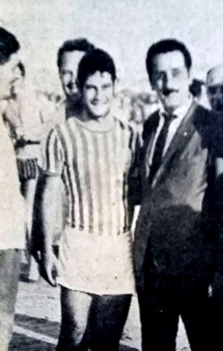 Na década de 1960, já se destacando como aspirante do Corinthians, Rivellino, então com uma camisa não identificada, posa ao lado de Athiê Jorge Cury, presidente do Santos Futebol Clube na ocasião. Foto: Reprodução