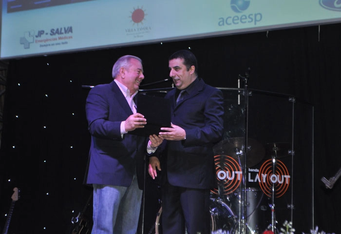 No Pr&ecirc;mio da ACEESP de 2012, realizado no Esporte Clube S&iacute;rio, Luciano do Valle cumprimenta o tamb&eacute;m narrador Oct&aacute;vio Muniz