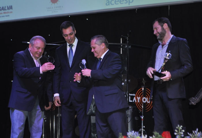 No Pr&ecirc;mio da ACEESP de 2012, realizado no Esporte Clube S&iacute;rio, os finalistas da categoria melhor narrador em TV aberta: Luciano do Valle e Nivaldo Prieto, da Band, recebem seus trof&eacute;us de C&eacute;lio Galv&atilde;o, enquanto C&eacute;sar Seabra representa o vencedor Milton Leite 