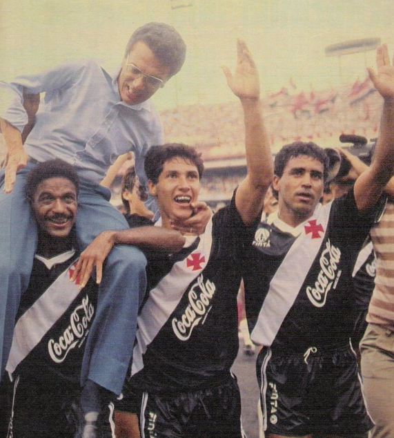 Após o título brasileiro de 1989, o treinador Nelsinho Rosa é carregado pelos vascaínos Mazinho, Bismarck e Boiadeiro. Foto retirada do blog Tardes de Pacaembu
