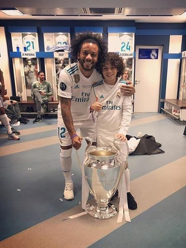 Marcelo e Enzo com a taça da Liga dos Campeões. Foto: Reprodução/Instagram