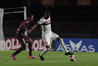 Zagueiro de 25 anos assinou novo vínculo até dezembro de 2024. Foto: Rubens Chiri/saopaulofc.net