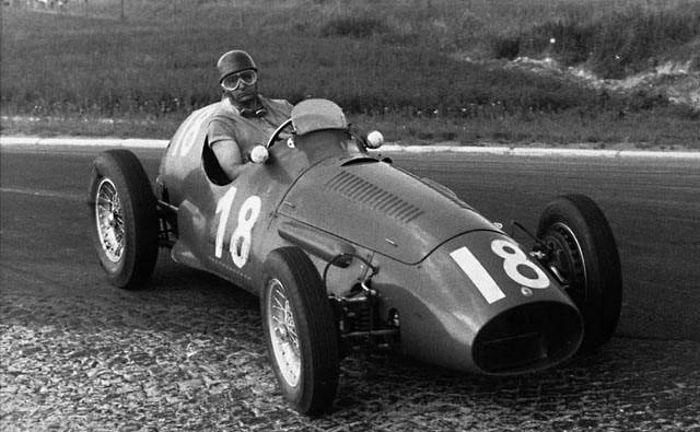 Fangio contornando uma das inúmeras curvas do circuito de Reims, na França, prova que o argentino terminou na segunda colocação (vitória de Mike Hawthorn, da Ferrari). Foto: Divulgação