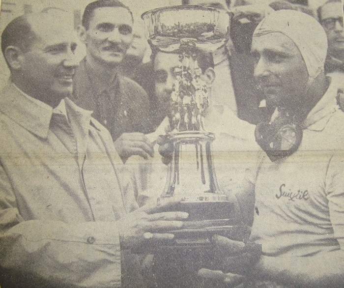 Fangio recebendo o troféu das mãos do coronel Santa Rosa pela vitória no GP Cidade de São Paulo, disputado em Interladgos em 13 de janeiro de 1952. O quinto colocado da prova foi Chico Landi, que teve muitos problemas (parou oito vezes nos boxes). Reprodução/Gazeta Esportiva de 14/01/1952. Arquivo pessoal de Sylvio Freitas