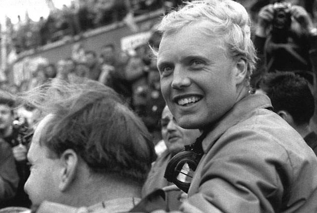 Em Le Mans, em 1955. Fangio (de costas) e Mike Hawthorn, primeiro campeão britânico na Fórmula 1. Foto: Divulgação