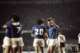 Joãozinho, à direita, comemora o terceiro gol da Raposa na decisão de 1976. Foto: Reprodução