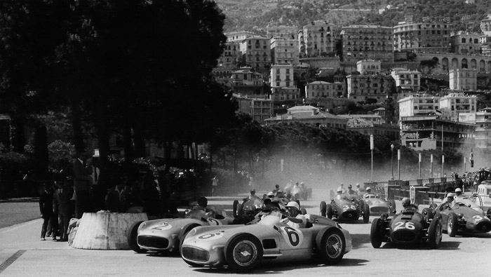 As Mercedes de Moss (nº 6) e Fangio (nº 2) preparam-se para contornar a Mirabeau. A Lancia nº 26 de Ascari vem a seguir, mas a vitória foi da Ferrari de Maurice Trintignant. Ascari, aliás, caiu no mar com sua Lancia V-8, mas milagrosamente sofreu apenas pequenas escoriações e fraturou o nariz. Foto: Divulgação