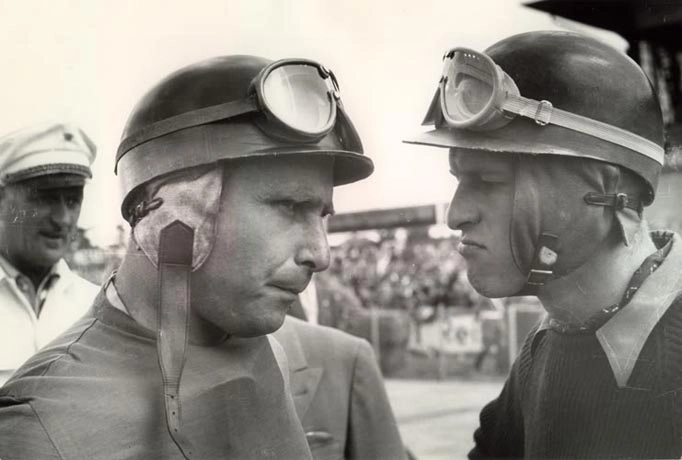 Fangio e seu companheiro de equipe na Ferrari, o inglês Peter Collins na temporada de 1956. Foto: Divulgação