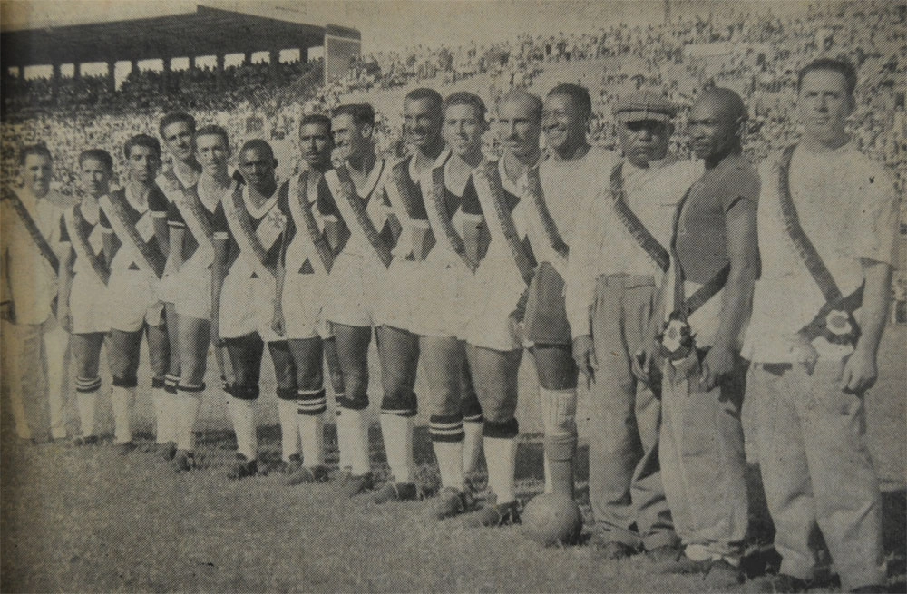 Vasco, campe&atilde;o da cidade em 1952, com a faixa de vencedor. Da direita para a esquerda, Dr. Amilcar Giffoni, massagista M&aacute;rio Am&eacute;rico, t&eacute;cnico Gentil Cardoso, Barbosa, Augusto, Haroldo, Eli do Amparo, Danilo, Jorge, Sabar&aacute;, Edmur, Ipojucan, Vav&aacute;, Chico e o vice-presidente Jo&atilde;o Silva. Foto: Reprodu&ccedil;&atilde;o/Esporte Ilustrado