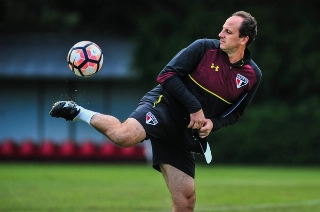 Comandante tricolor muda estratégia, ataca imprensa e admite: "Vida de treinador é muito dura"