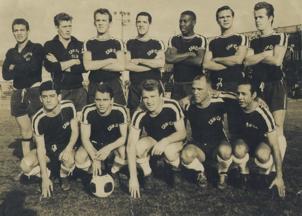 Mário de Souza era o técnico desta equipe de várzea paulista, o Can-Can, da Pompéia. Na foto, o terceiro agachado é Altafini Mazzola, seguido por Jair Rosa Pinto. O último agachado é Tite, ex-ponta do Santos.Foto: arquivo pessoal de Mário de Souza