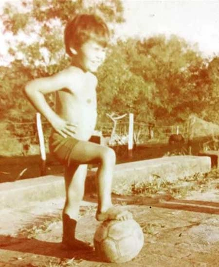 Nos anos 70, garotinho, preparando-se para bater um `tiro de meta´ em sua cidade natal, Oriente, interior de São Paulo. Foto: arquivo pessoal de Marcos