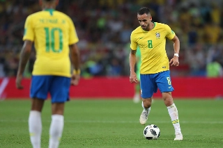 Meio-campista brasileiro não recebe há cinco meses e desperta o interesse do Flamengo. Foto: Lucas Figueiredo/CBF