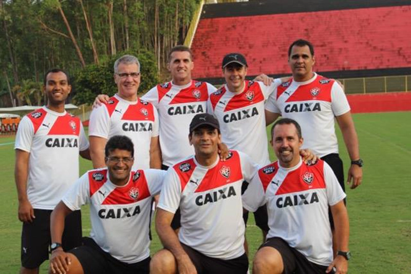 No Vitória em 2015: Mancini ao centro, em pé. Ao seu lado esquerdo está Alfredo Sampaio. Abaixo, o primeiro da esquerda é Wesley Carvalho, ex-goleiro e, em 2020, técnico do sub-20 do Palmeiras. Reprodução Facebook/Alfredo Sampaio 