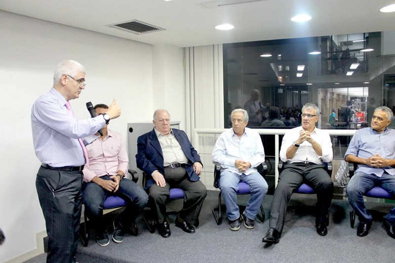 Olivério Jr, Mancini (encoberto pelo braço de Olivério), Mustafá Contursi, Zé Mario e Alfredo Sampaio. Reprodução Facebook/Alfredo Sampaio