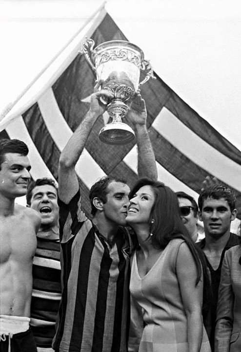 Gérson beija a atriz Yoná Magalhães durante a entrega da taça de campeão carioca de 1967, no Maracanã. Foto: Reprodução