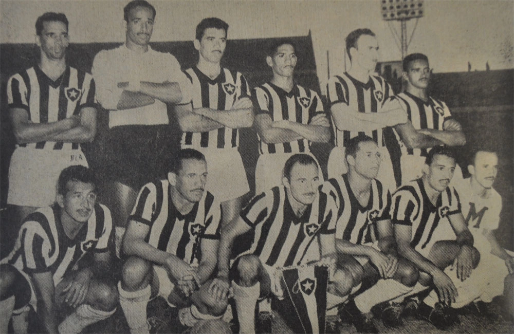 Time do Botafogo que venceu o Dínamo de Zagreb por 2 a 0, em 1952. Da esquerda para a direita, em pé: Gérson, Osvaldo, Nilton Santos, Araty, Ruarinho e Juvenal. Agachados: Paraguaio, Geninho, Ruben Bravo, Zezinho e Braguinha. Foto: Reprodução/Revista Esporte Ilustrado