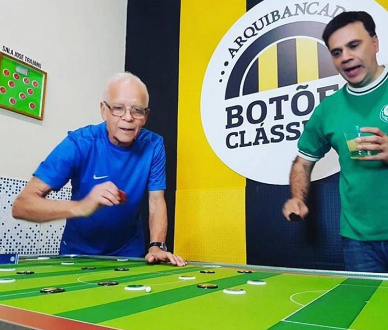 Ademir da Guia e Mauro Beting disputam uma partida de botão. Será que foi Palmeiras x Palmeiras? Foto arquivo pessoal de Mauro Beting