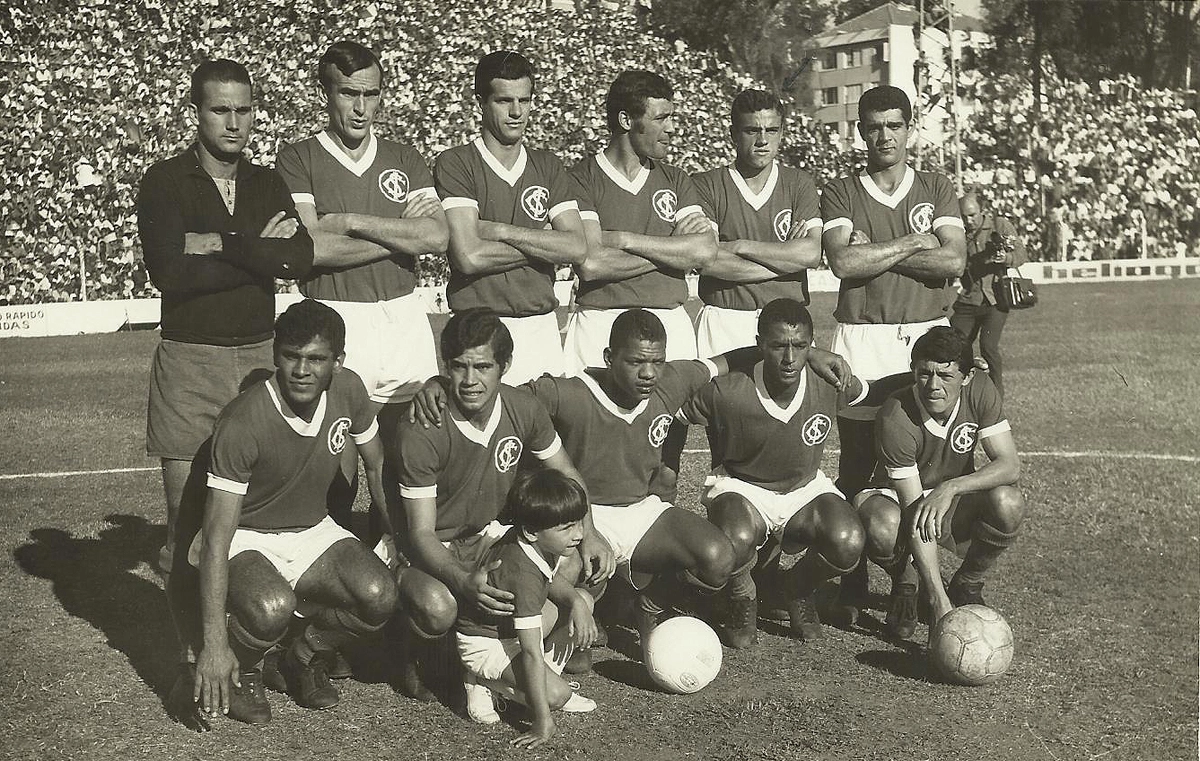 No Estádio dos Eucaliptos, em 1968. O Inter desta foto enfrentou o Grêmio e empatou em 1 a 1. Em pé, da esquerda para a direita: Gainete, Sadi, Scala, Luis Carlos, Tovar e Laurício. Agachados: Valdomiro, Bráulio, Claudiomiro, Dorinho e Canhoto