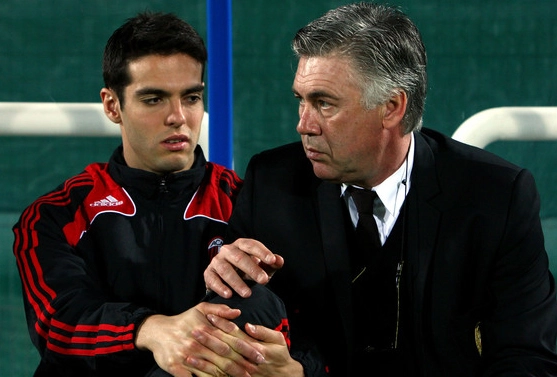 Nos tempos de Milan, Carlo Ancelotti passa instruções ao brasileiro Kaká. Foto: UOL