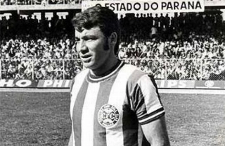 Pelo Coxa, no Couto Pereira, clube pelo qual foi tetracampe&atilde;o paranaense. Foto: Divulga&ccedil;&atilde;o