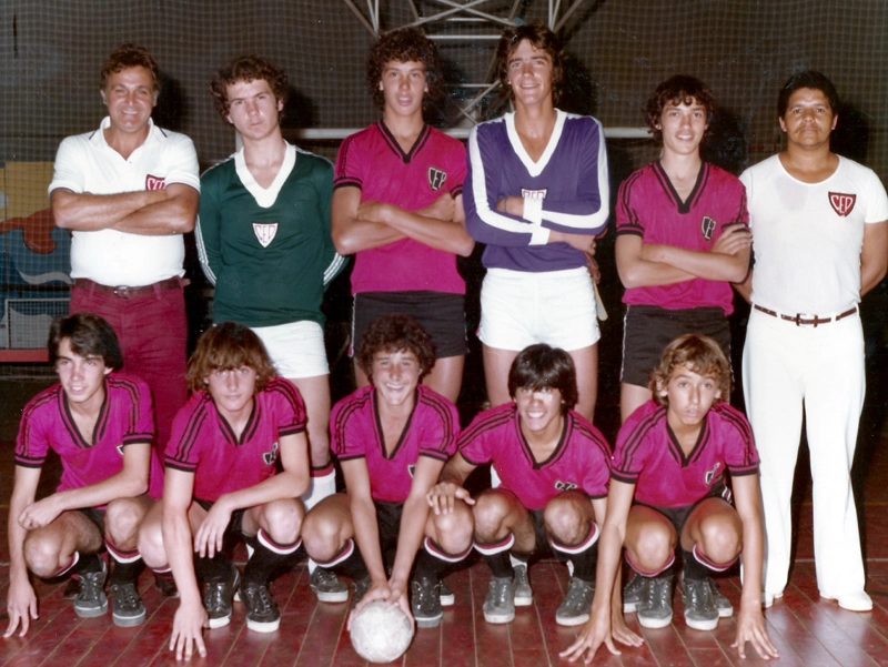 Relíquia: veja Casagrande defendendo o time de futebol de salão do Clube Esportivo da Penha, no final dos anos 70. Ele é o terceiro em pé, da esquerda para a direita