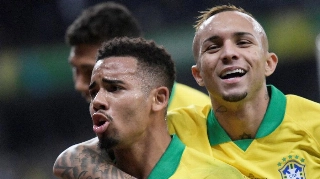 Gabriel Jesus e Everton Cebolinha comemoram gol no jogo Brasil x Argentina
