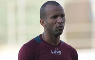 Já de férias, o defensor revelou que mal consegue dormir depois de receber a notícia de que seu clube pode perder quatro pontos