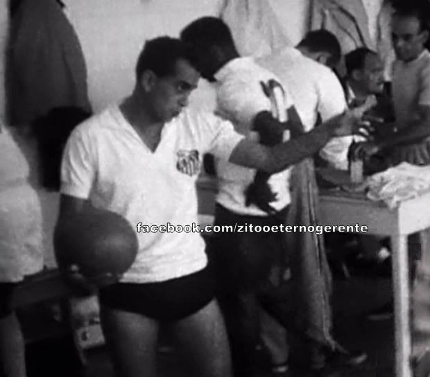 Minutos antes de entrar em campo, elenco do Santos no vestiário nos anos 60. À frente, Zito. Atrás, Pelé, o massagista Macedo e o técnico Lula. Foto: Facebook/Zito, o Eterno Gerente