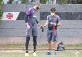 O goleiro Vanderlei (à esquerda) durante treino no CT do Almirante. Foto: Divulgação/Vasco