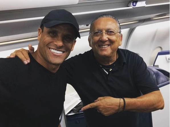 Em fevereiro de 2018, coincidentemente Rivaldo e Galvão Bueno voltam de Orlando para o Brasil no mesmo voo. (Foto: Reprodução Instagram)