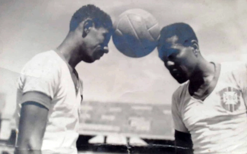 Nos anos 40, Norival e Domingos da Guia durante treino da seleção brasileira. Foto: Reprodução