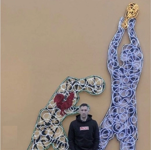 Em Perugia, It&aacute;lia, o ex-zagueiro italiano Materazzi incluiu em seu acervo pessoal uma obra de arte que faz alus&atilde;o a cabe&ccedil;ada que recebeu do franc&ecirc;s Zidane na final da Copa de 2016. Desde fevereiro de 2018, a obra est&aacute; aberta ao p&uacute;blico. (Foto: Reprodu&ccedil;&atilde;o Instagram)