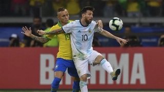 Everton Cebolinha marca Messi durante vitória do Brasil sobre a Argentina
