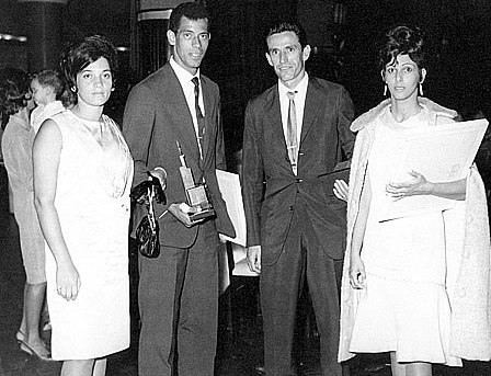 Carlos Alberto Torres e Nair, em 1965, ao lado de suas ex-esposas, recebem os prêmios como melhor lateral-direito e melhor meia-armador do Paulistão daquele ano. O Santos foi campeão.