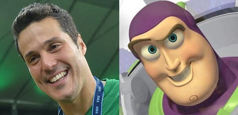 O goleiro Júlio César e Buzz Lightyear, herói do desenho Toy Story